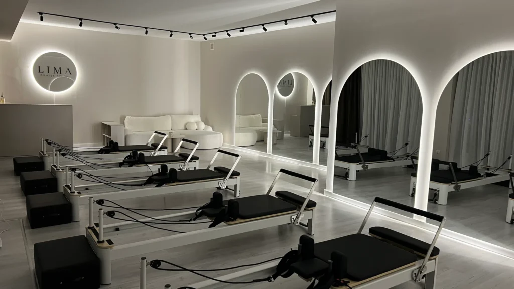 Jasna sala pilates z reformerami w LIMA Pilates Studio w Łowiczu