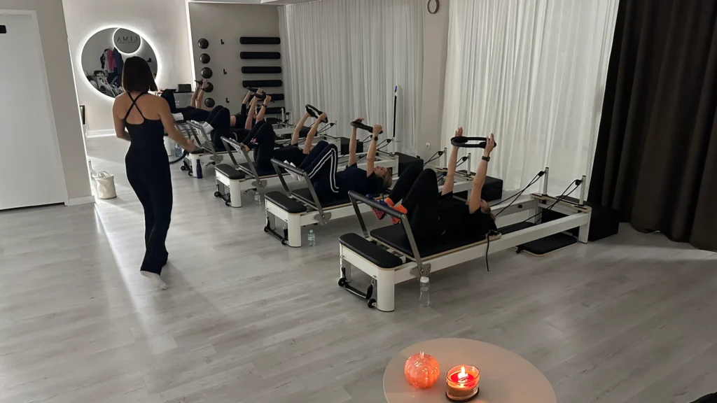 Zajęcia grupowe pilates na reformerach w LIMA Pilates