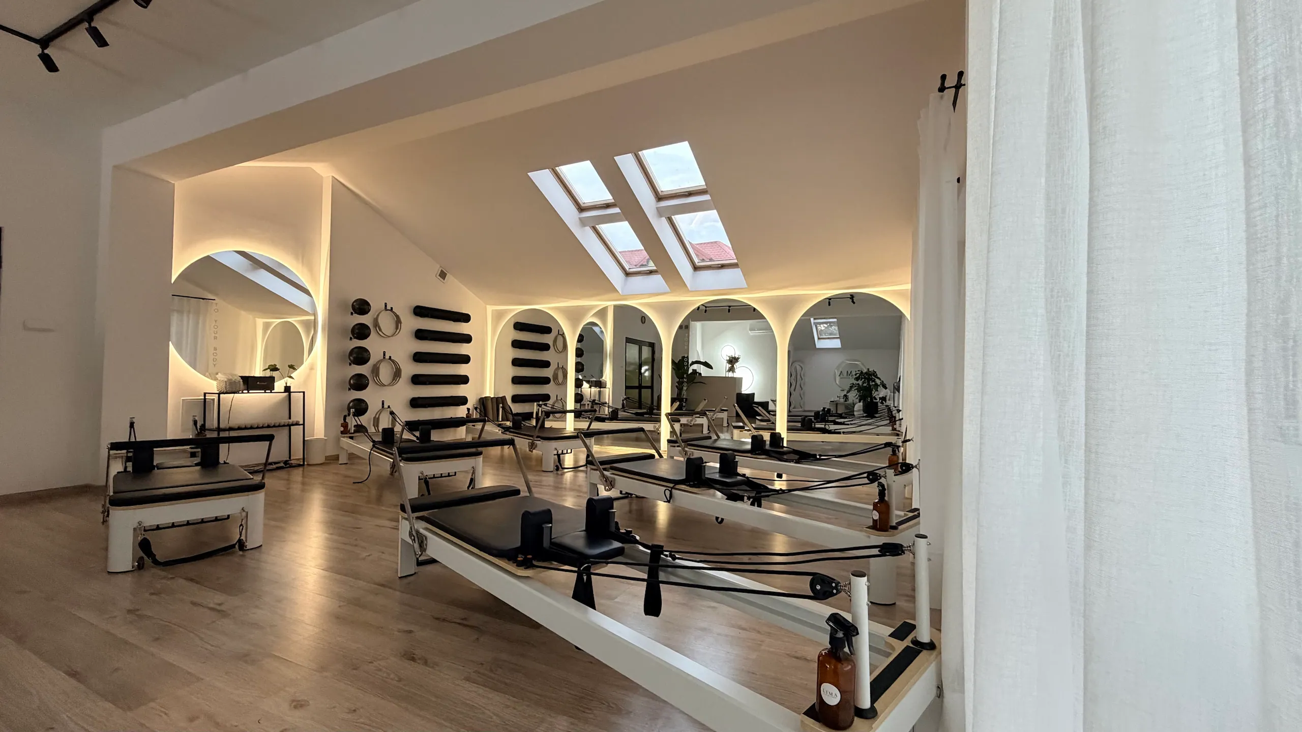 kameralna i spokojna sala pilates, zajęcia reformer