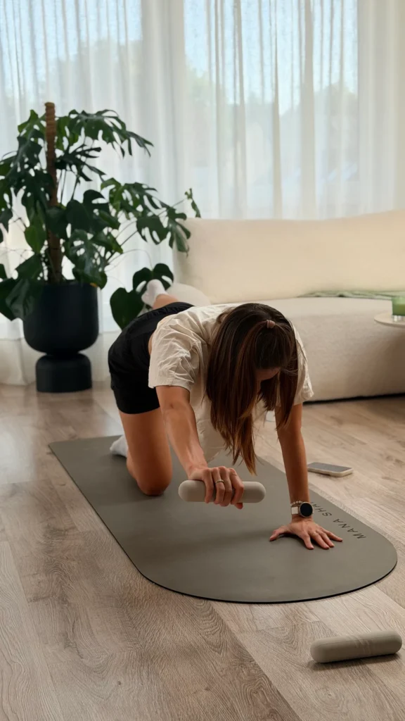 kobieta ćwicząca pilates na macie